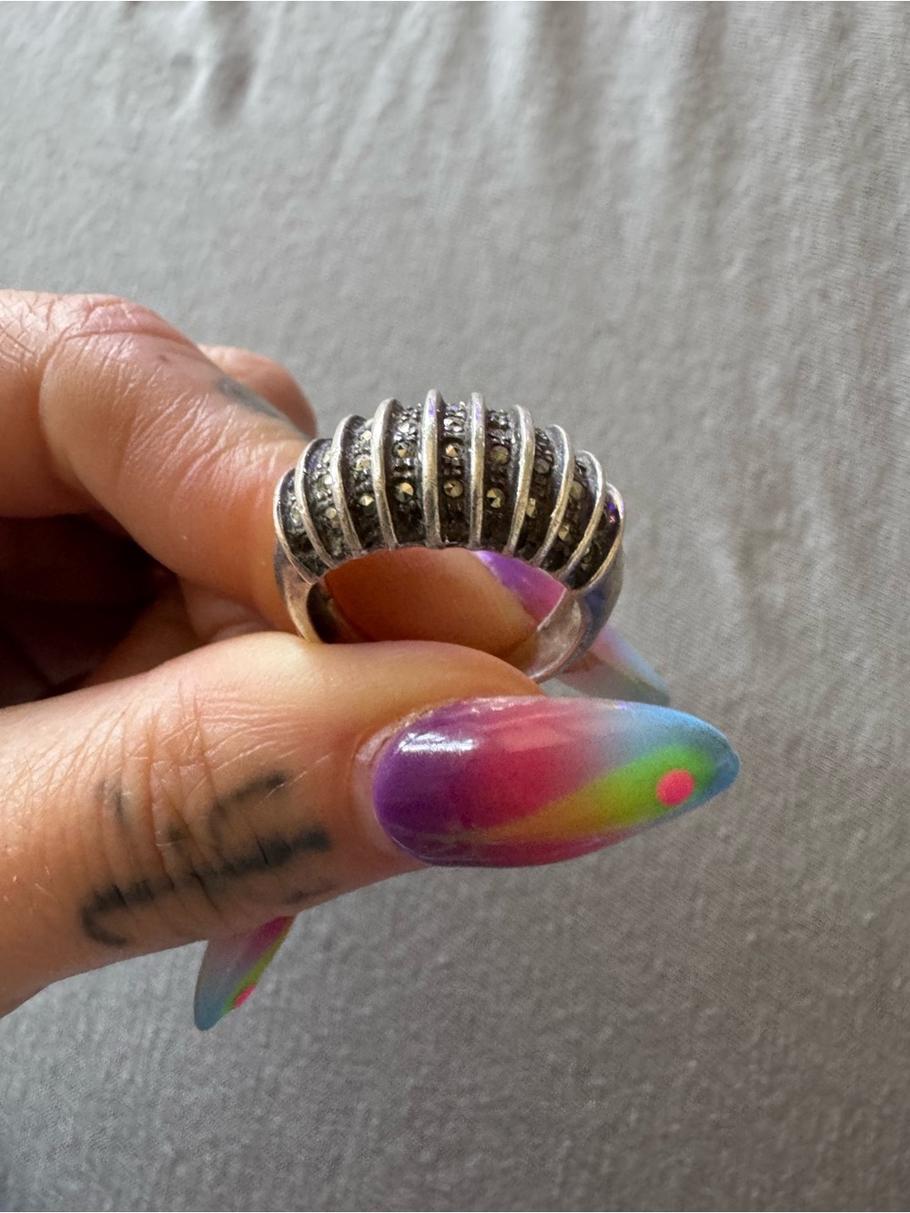 Sterling Silver Vintage Ribbed Marcasite Dome Ring - Picture 4 of 6